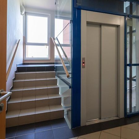Sunny Apartment In Modrany By Prague Days Екстер'єр фото