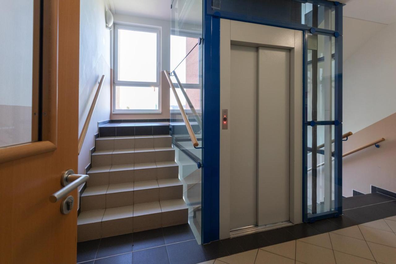Sunny Apartment In Modrany By Prague Days Екстер'єр фото