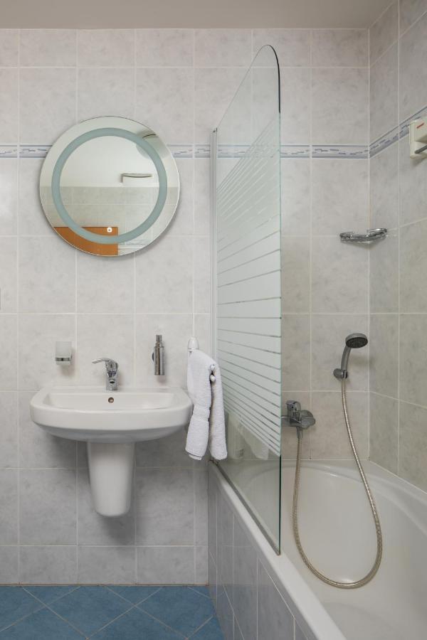 Sunny Apartment In Modrany By Prague Days Екстер'єр фото